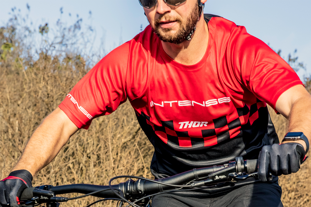 THOR Intense Assist Chex Short-Sleeve Jersey - Red/Black - Medium 5120-0140