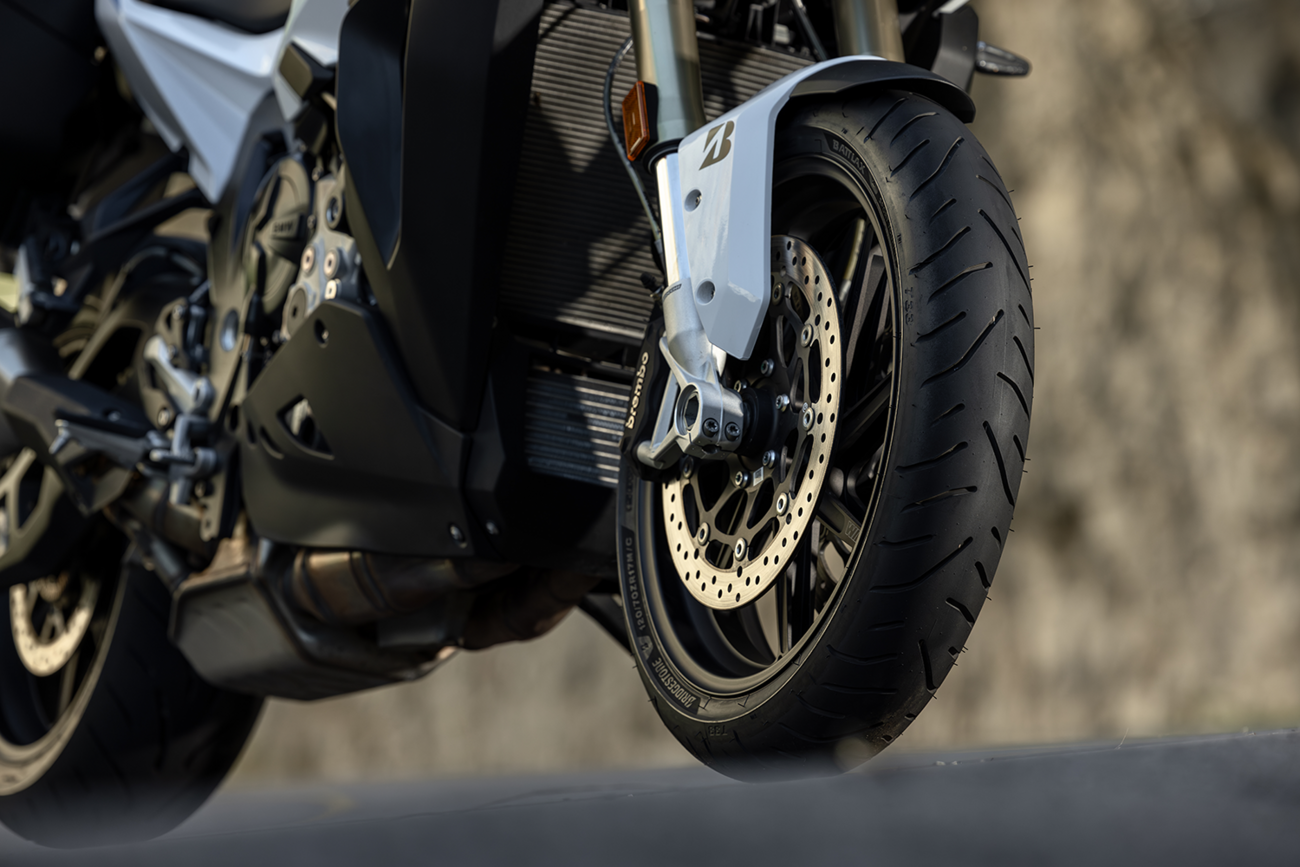 BRIDGESTONE Tire - T33 - Front - 120/70ZR18 - 59W 20067