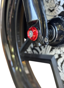 PAUL YAFFE BAGGER NATION Y-Axle with Turret Style Axle Cover Kit - Custom - Front - Red - 25 mm PYO:YAXLE-08-HT-RD