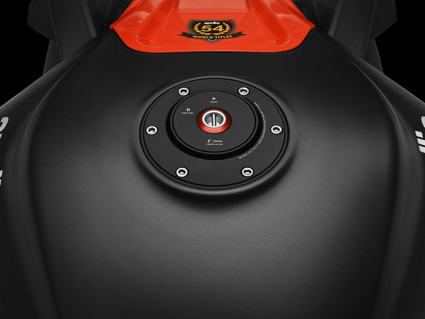 Gas Cap Locking Black/Red Apr