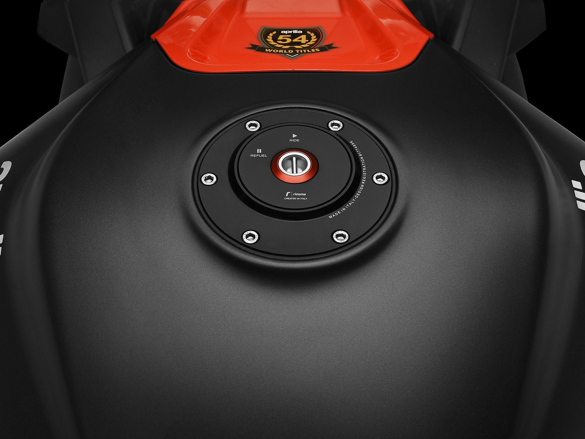 Gas Cap Locking Black/Red Apr