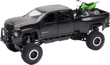 1:20 Scale Chevrolet 3500 Hd Offroad Pickup W/Grn Dirt Bike